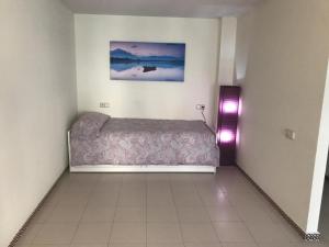 un dormitorio con una cama en una habitación en Corrillo Suite Plaza Mayor - Parking opcional, en Salamanca