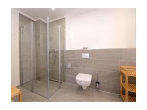 Ένα μπάνιο στο Meerblickzimmer Ohlerich Speicher Appartement 13