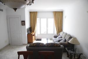 uma sala de estar com dois sofás e uma mesa em Hermanos Gallego ETV9492 em Palma de Maiorca