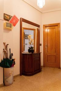 アリカンテにあるJonás 1の鏡と木製のドアが備わる部屋