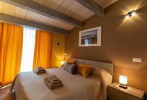 ein Schlafzimmer mit einem Bett mit zwei Handtüchern darauf in der Unterkunft Il Sopracciglio Suites - Green Suite in Cassino