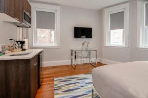 Η κουζίνα ή μικρή κουζίνα στο Modern Studio, 15 min Train to Boston
