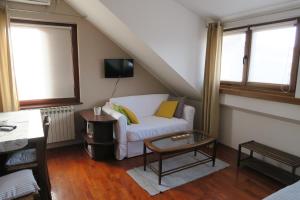 Ruang duduk di Apartments and Rooms Štefanac