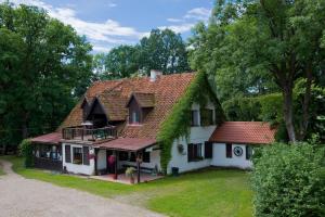 a house with a roof covered in ivy at Kietlice nad Mamrami in Węgorzewo