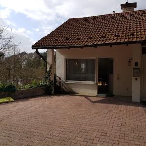uma casa com um telhado de azulejo e um pátio em Fewoela em Eppstein
