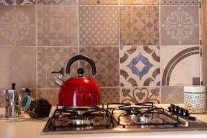 A kitchen or kitchenette at Il Sopracciglio Suites - Red Suite