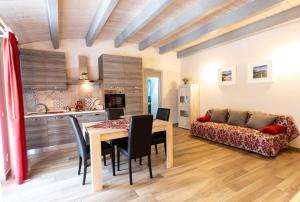 A seating area at Il Sopracciglio Suites - Red Suite