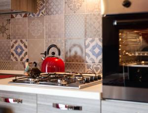 A kitchen or kitchenette at Il Sopracciglio Suites - Red Suite