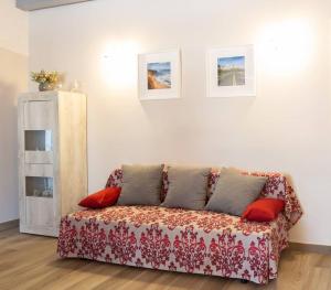 A seating area at Il Sopracciglio Suites - Red Suite