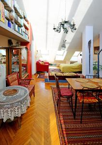 sala de estar con mesa y sillas en Margaret Apartment for 5 people with Panorama Terrace, en Budapest