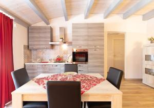 A kitchen or kitchenette at Il Sopracciglio Suites - Red Suite Még 18 kép