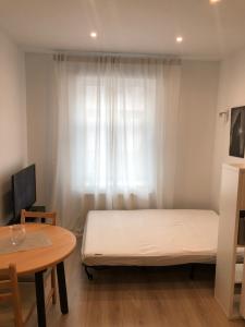 Кровать или кровати в номере Pernavas Park & Bed Apartment Riga