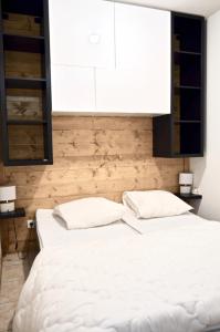 レ・デュー・アルプにある2 Alpes - Appartement Ski aux piedsのベッドルーム1室(白いベッド1台、枕2つ付)