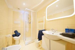 uma casa de banho com um lavatório, um chuveiro e um WC. em Best Venice Terrace em Veneza