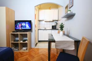 Televízia a/alebo spoločenská miestnosť v ubytovaní SPLIT CHIC Studio