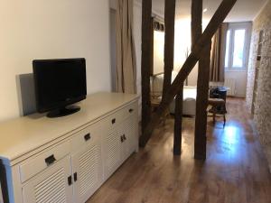 Una televisión o centro de entretenimiento en Gite Ancien Relais de Saint-Jacques