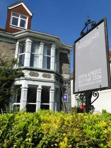 uma grande casa branca com um sinal em frente em Rockleaze Guesthouse em Bristol
