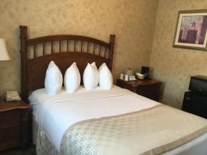 Island House Historic Vacation Rentals tesisinde bir odada yatak veya yataklar