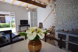 A television and/or entertainment centre at Catapeixe Holiday Apartments