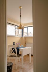 una mesa y una silla en una habitación con ventana en W29 - Cozy Deluxe Studio en Bucarest