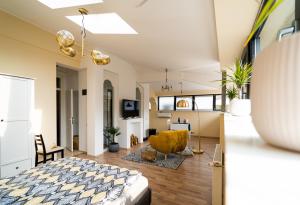 een kamer met een bed en een woonkamer bij W29 - Cozy Deluxe Studio in Boekarest