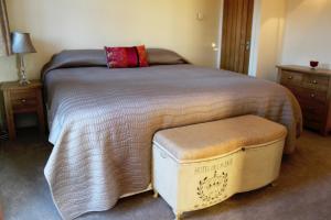 A bed or beds in a room at Sunrise Cottage, Elm Tree Farm