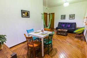 - un salon avec une table, des chaises et un canapé dans l'établissement Bienvenidos to Oaxaca (8), à Oaxaca