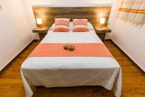 - une chambre avec un grand lit et 2 tables dans l'établissement Bienvenidos to Oaxaca (8), à Oaxaca