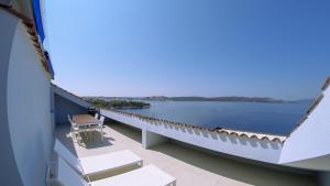 uma vista para a água a partir da varanda de uma casa em Seafront Luxury Apartments Fun em Trogir