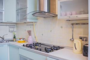 A kitchen or kitchenette at GMApartments Tverskaya, 15