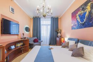 a living room with a couch and a tv at GMApartments Tverskaya, 15 in Moscow