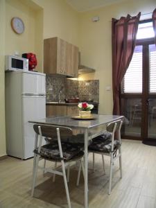 een keuken met een tafel en stoelen bij La Casetta del Viale 13 in Palermo