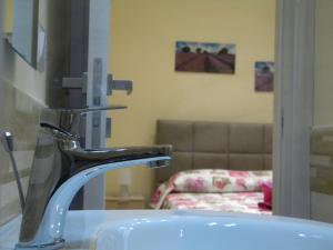 een wastafel in een badkamer met een bank bij La Casetta del Viale 13 in Palermo