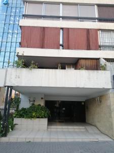 un edificio con plantas a su lado en Katia, en Santiago