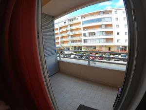 ein Fenster in einem Zimmer mit Blick auf ein Gebäude in der Unterkunft Apartment Bono 1 City Kvart in Podgorica