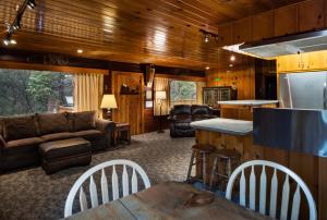 - un salon avec un canapé et une table dans l'établissement 72 Sequoia, à North Wawona