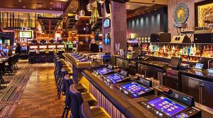 um casino com muitas mesas e um bar em Isle Casino Hotel Bettendorf em Bettendorf