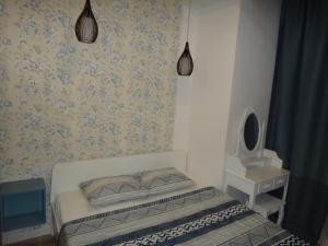 a bedroom with a bed with blue and white wallpaper at Una Ubicacion Perfecta in Valencia