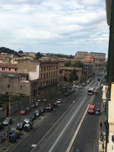 widok na ulicę miejską z samochodami i budynkami w obiekcie La finestra sul Colosseo B&B 1 w Rzymie