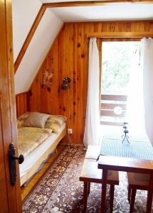 Český Dubにあるchata Milenaの窓付きの部屋にベッド付きのベッドルーム1室があります。