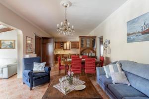 a living room with a blue couch and a table at Maria's Home in Dhaskalión