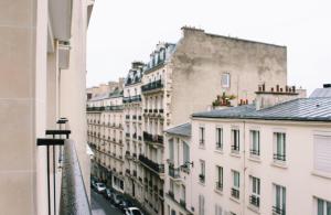 d'un balcon offrant une vue sur la ville. dans l'établissement Lauriston Nice Studio, à Paris