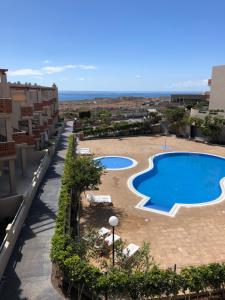 Blick auf den Pool eines Resorts in der Unterkunft Vista Roja in El Médano