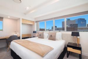 Giường trong phòng chung tại Jephson Hotel & Apartments