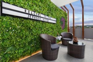 Khu vực ghế ngồi tại Jephson Hotel & Apartments