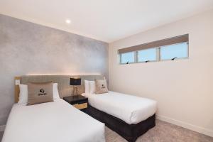 Giường trong phòng chung tại Jephson Hotel & Apartments