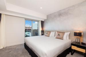 Giường trong phòng chung tại Jephson Hotel & Apartments