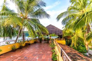 een balkon van een resort met palmbomen bij Villa Celeste in Chacala