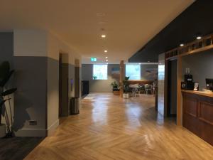 sala de estar con suelo de madera y cocina en Woodroffe Hotel, en Gold Coast