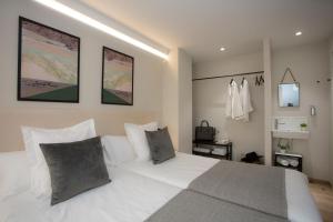 Una cama o camas en una habitación de Palacios Rooms